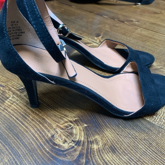 H&M black faux suede strappy sandal heels - Picture 3 of 3